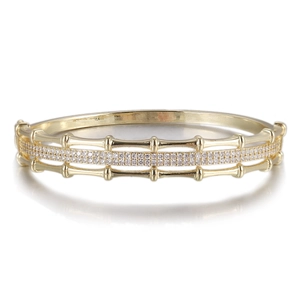 Détail d'un bracelet bambou plaqué or avec double rangée de zircons sertis micro-pave