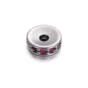Detail einer silbernen Rundperle mit rosa Zirkonia-Steinen für die DIY-Schmuckherstellung
