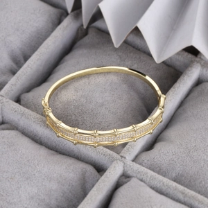 Bracelet bambou plaqué or 14k avec oxydes de zirconium dans un coffret à bijoux