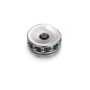 Detail von silberner Radperle mit grünen Zirkonia-Einlagen für DIY-Schmuck