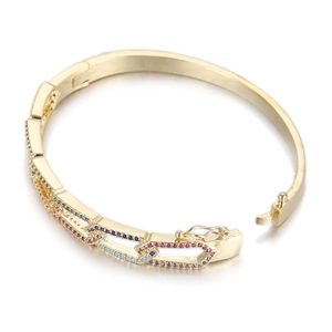 Vue détaillée du bracelet doré avec zircons arc-en-ciel et fermoir de sécurité