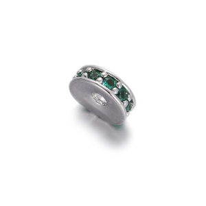 Nahaufnahme der silbernen Rad-Abstandshalter mit grünen Zirkonia für DIY-Schmuck