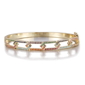 Vue macro du bracelet jonc doré évidé avec pavé de zircons aux couleurs de l'arc-en-ciel
