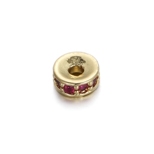 Detaillierte Makroansicht der 8mm goldfarbenen Zwischenperle mit roten Zirkoniasteinen