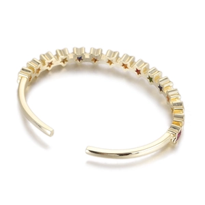 Détail d'un bracelet en plaqué or 14 carats avec étoiles et zircons multicolores