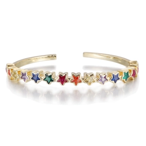 Détail du bracelet doré ouvert orné de zircons colorés en forme d'étoile brillante