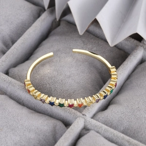 Détail du bracelet plaqué or 14 carats avec étoiles en zircon coloré sur fond velours
