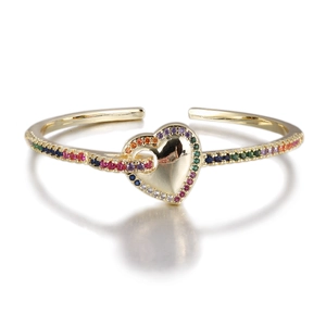 Détail du bracelet coeur plaqué or 14k avec des zircons colorés sertis en micro-pavé