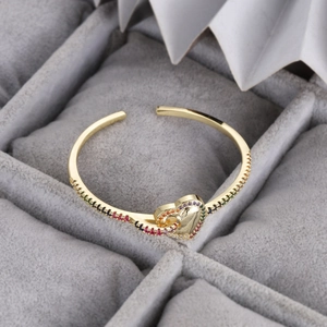 Gros plan d'un bracelet cœur plaqué or 14 carats orné de zircons colorés brillants