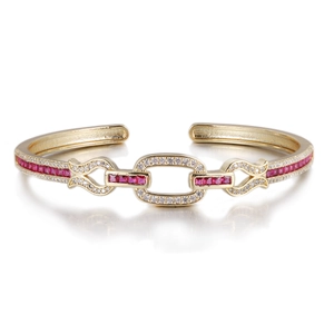 Détail du bracelet doré avec gemmes rouges carrées et pavé de zircons blancs brillants