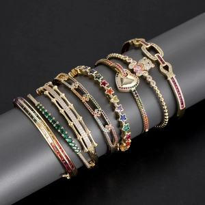 Bracelet Jonc de Luxe en Cuivre Zirconia Cœur Ours pour Femme Plaqué Or Zirconia Arc-en-ciel Design Bambou Bracelet Ouvert Bijoux de Mode