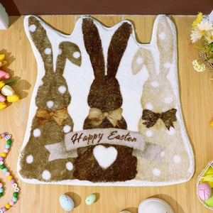 Detail der weichen Plüschstruktur und Happy Easter Text auf der Osterhasen-Bodenmatte