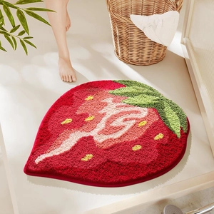 Vue détaillée du tapis de bain fraise en faux cachemire avec texture douce et épaisse