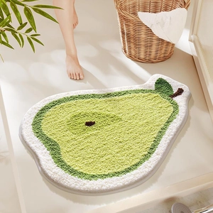 Détail du tapis de bain doux en forme de poire avec texture pelucheuse et envers antidérapant