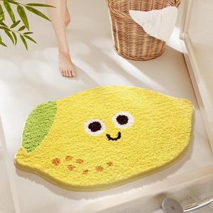Détail du tapis de bain épais en forme de citron avec un visage souriant de dessin animé