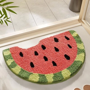 Détail d'un tapis touffeté en forme de pastèque avec peluche douce et envers antidérapant