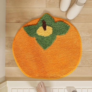 Détail d'un tapis doux en forme de kaki sur un parquet clair avec des chaussons