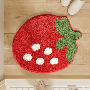 Gros plan d'un tapis épais en forme de fraise avec envers antidérapant sur parquet