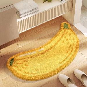 Tapis en peluche en forme de banane sur parquet avec texture douce et antidérapante