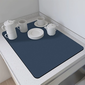 Alfombrilla de secado retro azul marino absorbente con juego de té sobre encimera de piedra