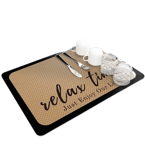 Tapete de secado retro con texto relax y textura tejida para encimera de cocina