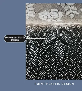 Détail du tapis à tissage floral gris avec base antidérapante en plastique à picots