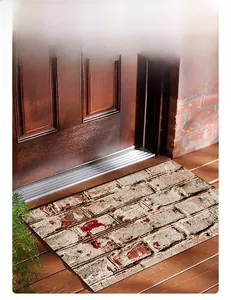 Détail du paillasson style industriel avec texture de brique sur parquet bois