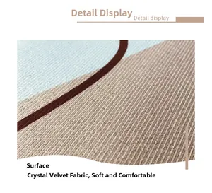 Détail macro du tapis en velours de cristal montrant la texture à rayures et le motif bleu