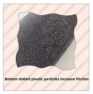 Détail du revers de tapis gris avec picots antidérapants blancs pour une meilleure friction