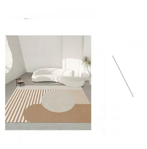 Détail d'un tapis géométrique moderne avec motifs beiges et marron dans un salon minimaliste