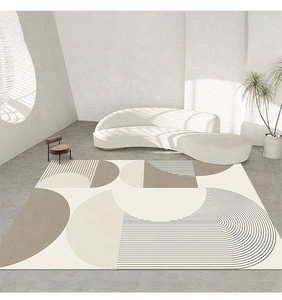 Détail d'un tapis géométrique minimaliste aux motifs beige neutre dans un salon moderne