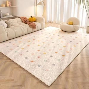 Tapis crème effet cachemire à pois colorés sur parquet clair dans un salon chaleureux