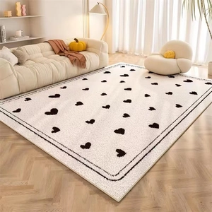 Tapis moderne crème en cachemire synthétique avec motif cœurs noirs pour le salon