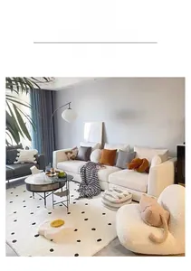 Salon chaleureux avec tapis en faux cachemire crème et canapé blanc de style moderne