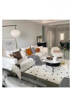 Tapis moderne style cachemire crème à pois noirs dans un salon au design minimaliste