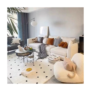 Tapis de salon crème moderne avec motifs à pois noirs dans un cadre de vie chaleureux