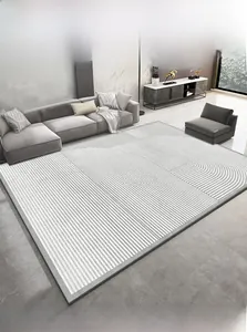 Détail d'un tapis géométrique gris et blanc dans un salon moderne et minimaliste