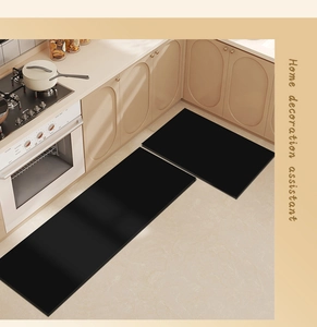 Detalle del juego de alfombras de cocina negras con textura antideslizante y moderno
