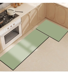 Diseño de cocina en L con juego de alfombras de tierra de diatomeas verde Morandi y ribete negro