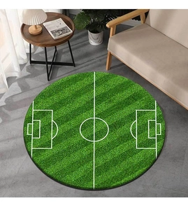 Vista de detalle de alfombra redonda de fútbol en salón acogedor con muebles modernos