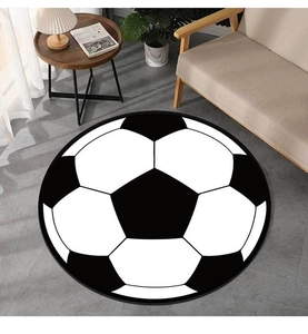 Primer plano de la alfombra de fútbol redonda con diseño clásico de patchwork en blanco y negro
