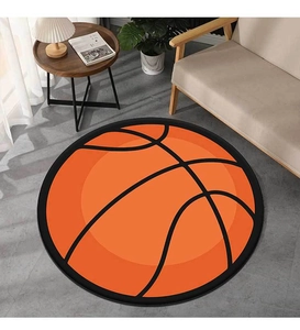 Primer plano de una alfombra redonda de baloncesto con borde negro sobre suelo gris