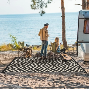 Picknickkleed voor buiten met zwart-wit geometrisch patroon voor camping en strand