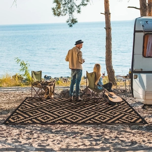 Geometrische picknickmat met ruitpatroon voor camping en strand bij de camper