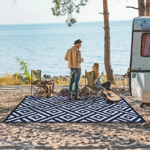 Outdoor picknickkleed met geometrisch patroon voor camping en recreatie