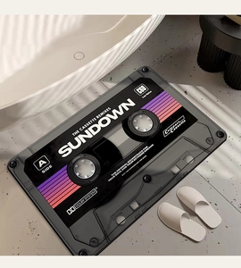 Dettaglio del tappeto a cassetta retrò con strisce sundown e texture antiscivolo