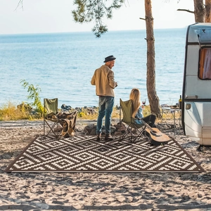 Detail van het geometrische patroon op de waterdichte campingmat aan het meer