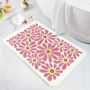 Detailansicht der weichen rosa Gänseblümchen-Badematte mit saugfähiger Beflockung