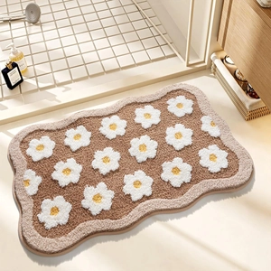 Detailansicht der weichen Badematte mit Blumenmuster und saugfähiger Beflockungstextur