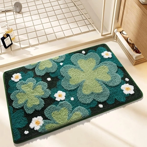 Plüschige Badezimmermatte mit Kleeblatt- und Gänseblümchen-Muster auf Fliesen